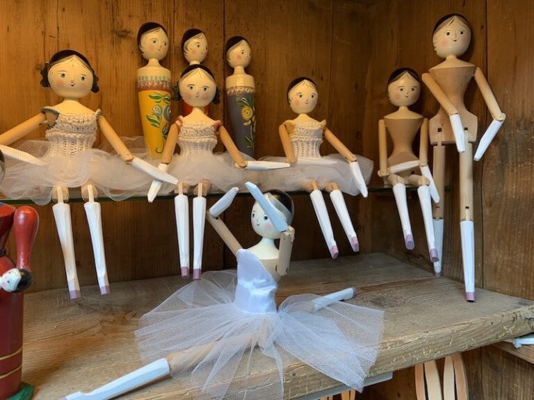 Bambole in legno gardenesi con tutù